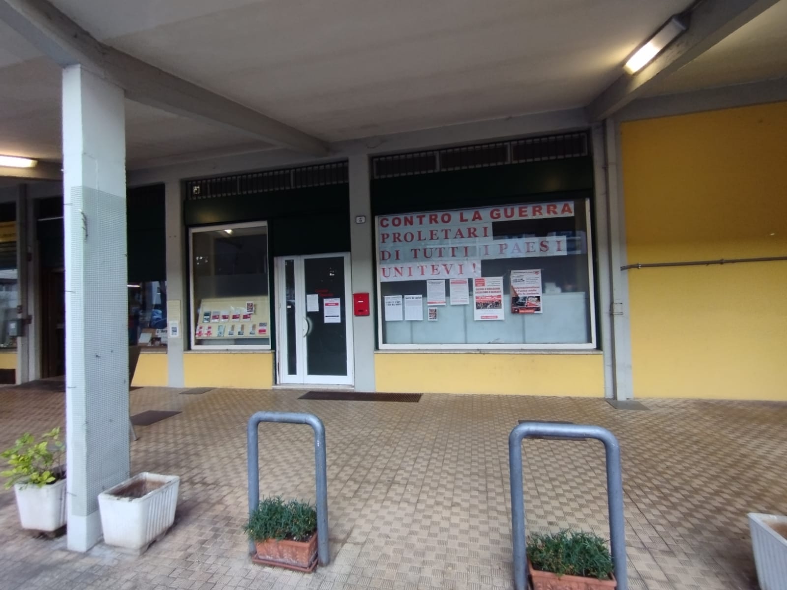 Circolo Operaio foto di Roberto De Biaggio Roberto presidia con il Circolo Operaio Piazzale Carnia da ormai una vita. Dibattiti sulle guerre internazioni e attività di divulgazione, ma anche poesie e tanti racconti sono depositati tra le mura di questo spazio.
